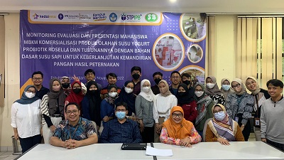 dari-program-kedai-reka-mahasiswa-ipb-university-dapat-kesempatan-belajar-produksi-yogurt-news (1)